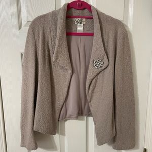 Cropped neutral blazer with broach